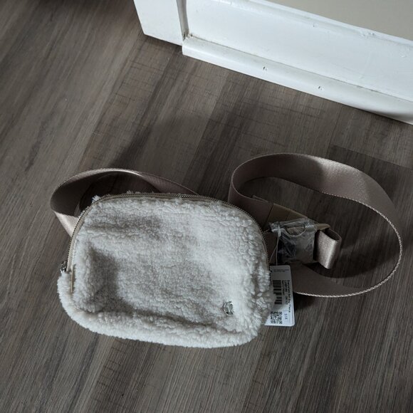 NWT Lululemon Everywhere Fleece Belt Bag Natural Ivory - Picture 1 of 5